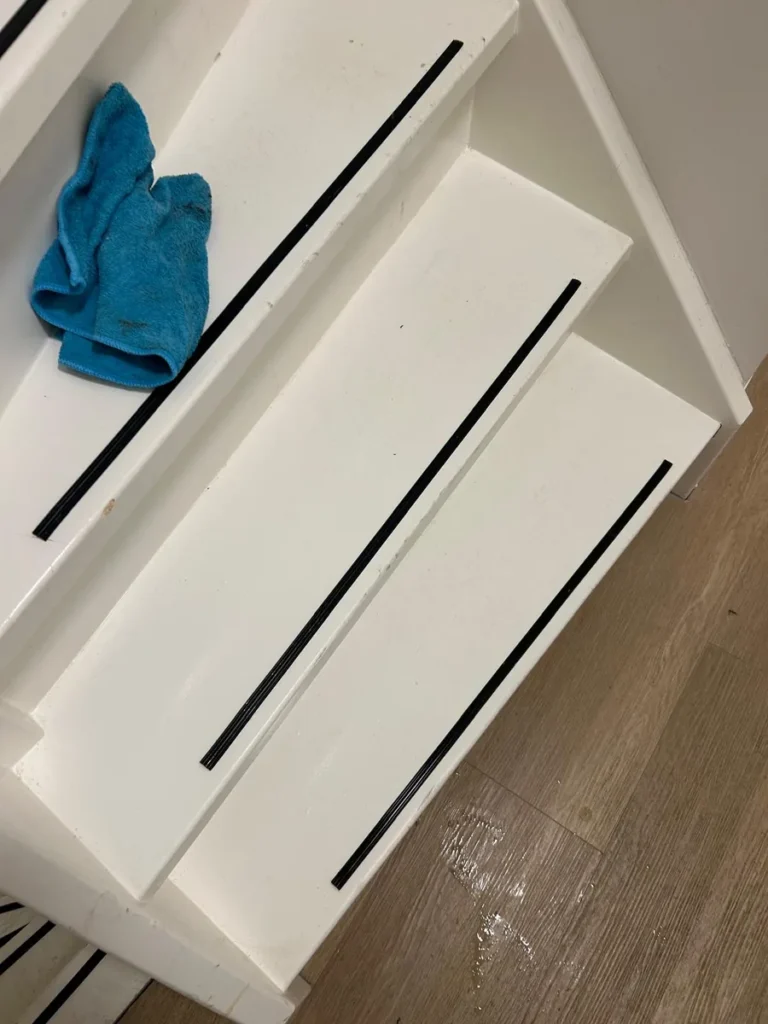 Hetzelfde trappenhuis na de schoonmaak, treden weer wit