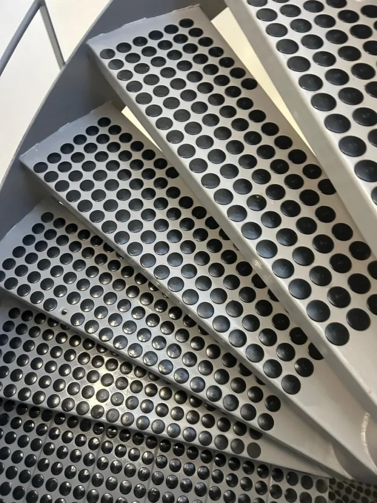 Stalen trap met antislipnoppen, schoongemaakt