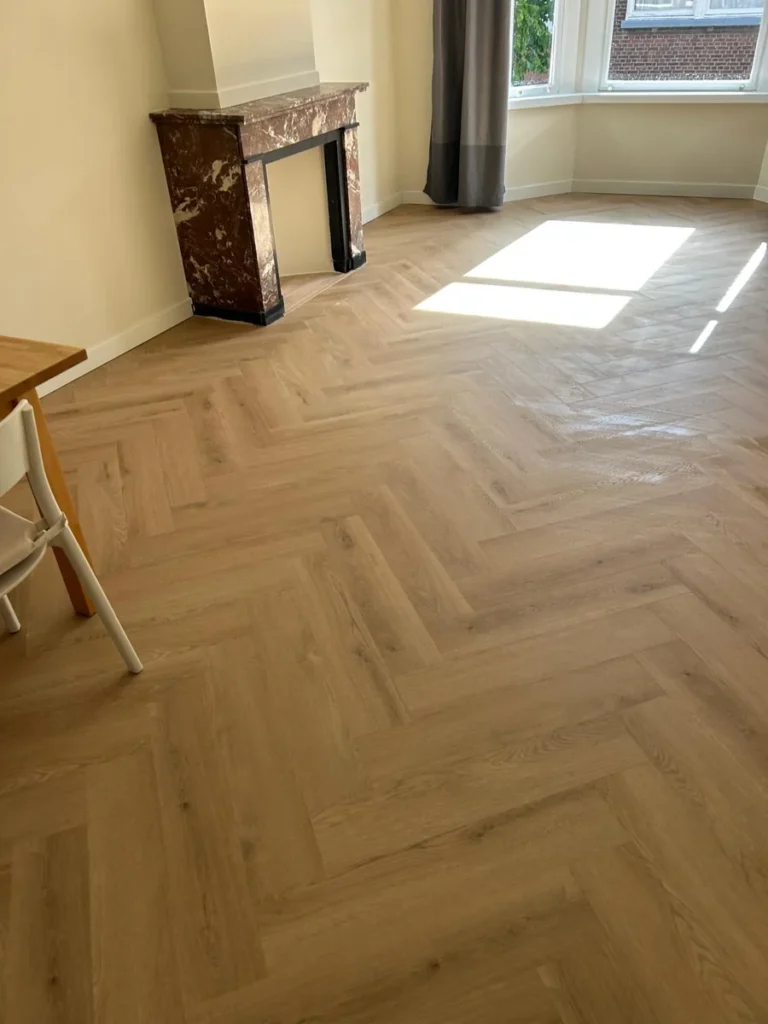 Opgeleverde woonkamer met schoongemaakte visgraatvloer