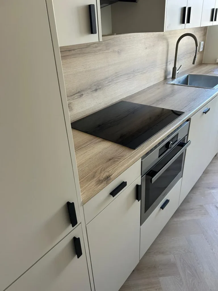 Opgeleverde keuken, schoongemaakt en klaar voor de nieuwe bewoner