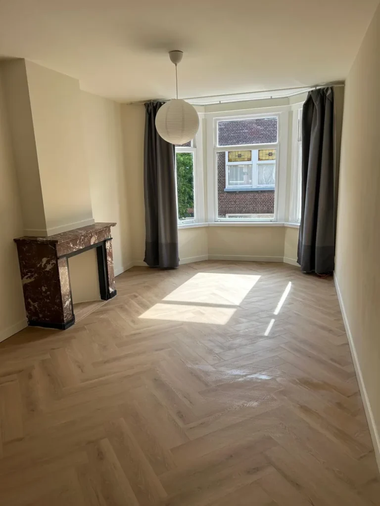 Opgeleverde kamer met erker en schouw, bezemschoon en gereinigd